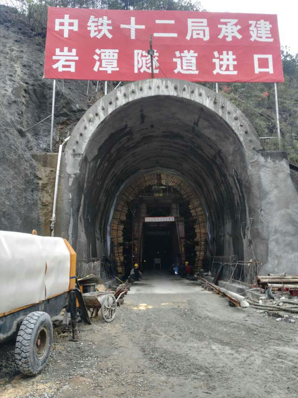 公司臺(tái)車，中鐵十二局巖潭鐵路隧道項(xiàng)目工地